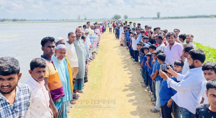 যুগ পেরিয়েছে, দুর্ভোগ পেরোয়নি: নওগাঁর রাণীনগরে ৪ কি.মি. মাটির রাস্তা আজও অচল